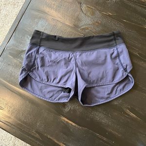 Women’s size 6 lululemon low rise speed up lined shorts 2.5”